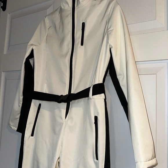 Elegant Women's Black and White Pantsuit - Picture 6 of 9
